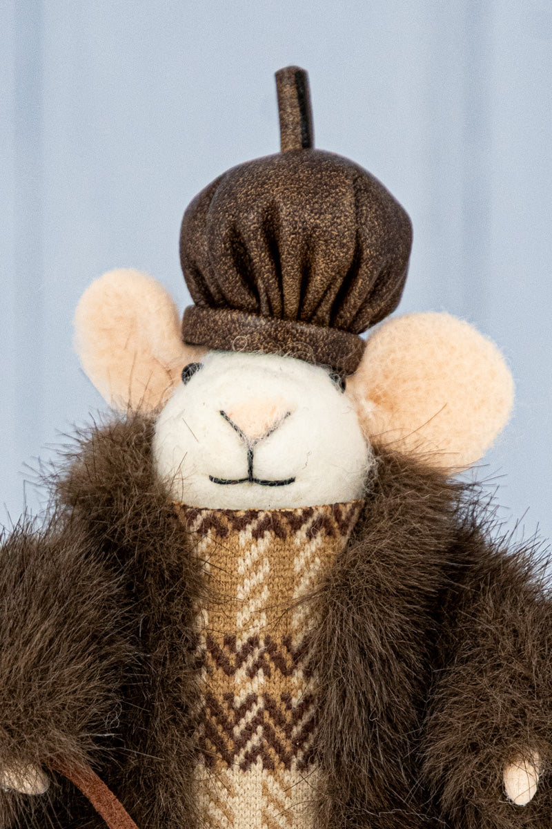 Sable-Swathed Svetlana & Baguette Benoit Mouse