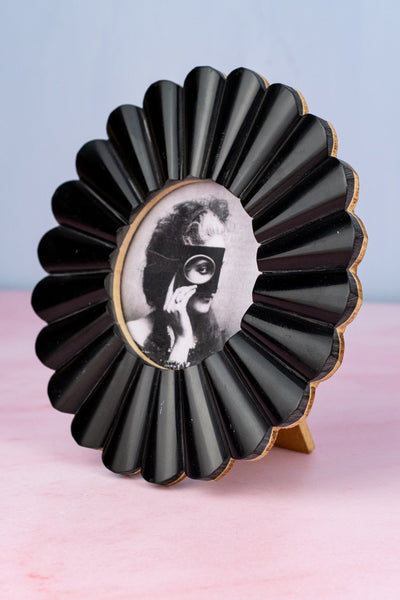 Scalloped Black Edge Round Frame