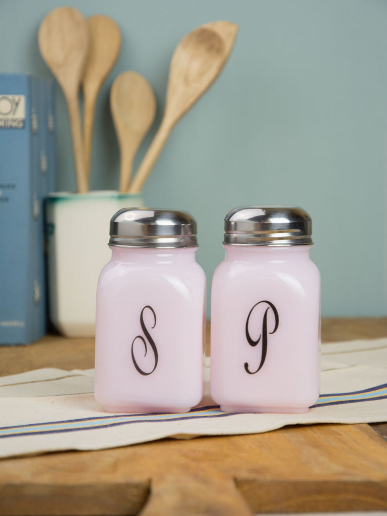 Crossed Condiment Shakers : Stylish Salt and Pepper